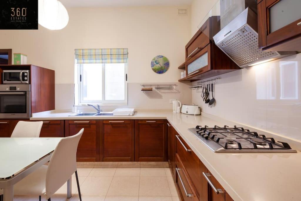 Beautiful, Typical Maltese 4Br Home With Roof Top By 360 Estates 슬리에마 외부 사진