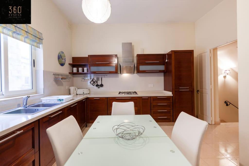 Beautiful, Typical Maltese 4Br Home With Roof Top By 360 Estates 슬리에마 외부 사진